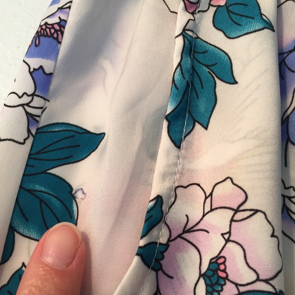 Mink Pink silky Floral shorts women's small white - Picture 6 of 6